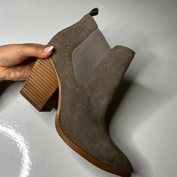 Marc Fisher Bellie Studded Suede Pull On Heeled Chelsea Boots Size 7.5 - Picture 3 of 8